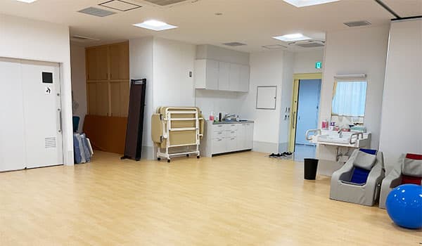キッチン、机がある室内の写真