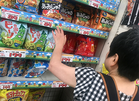 買い物をする画像