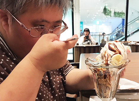 パフェを食べる画像