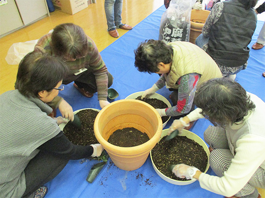 上手な花の育て方実習の様子