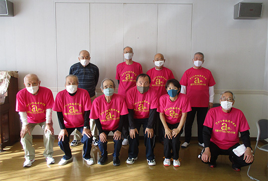 粋な男の体操サークルの集合写真