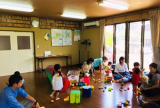 このゆびと～まれ！親子で自由に遊ぶ様子