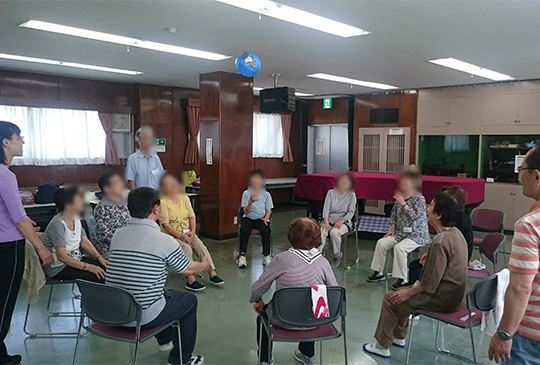 さわやかクラブ虹椅子に座って健康体操の様子