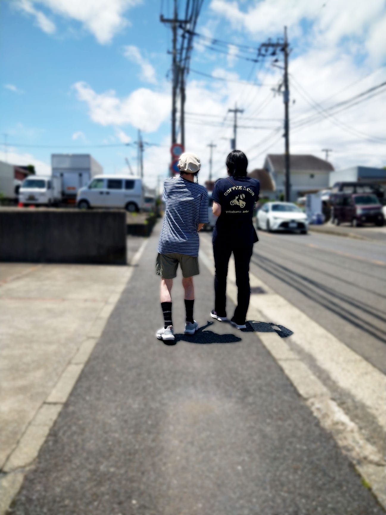 歩道を歩く散歩の様子