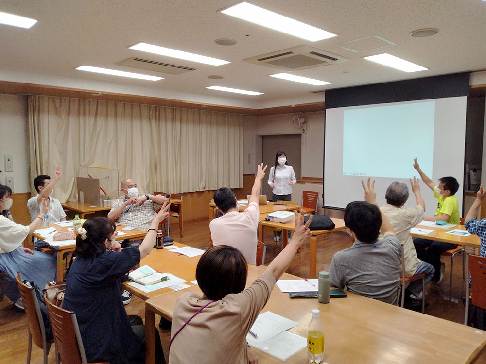 アンガーマネージメント研修講師の質問にジェスチャーで答えている職員