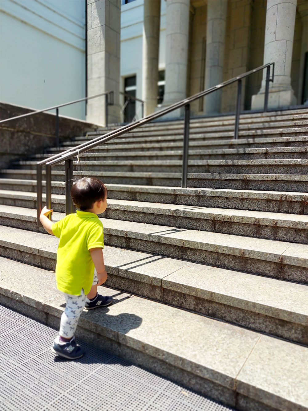 子供が階段をのぼる