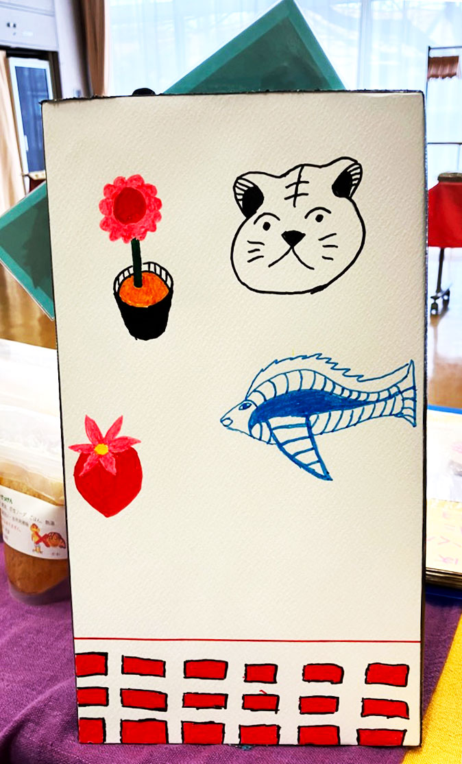 花、魚、動物が描かれた看板裏側の写真