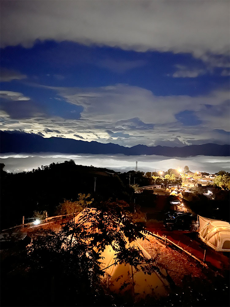 夜の雲海とテントの写真