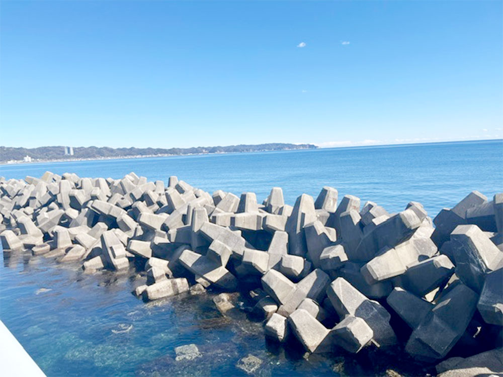 テトラポットがある海の写真