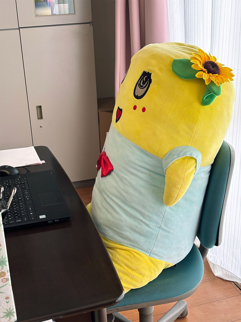 机に向かい椅子に座るふなっしー