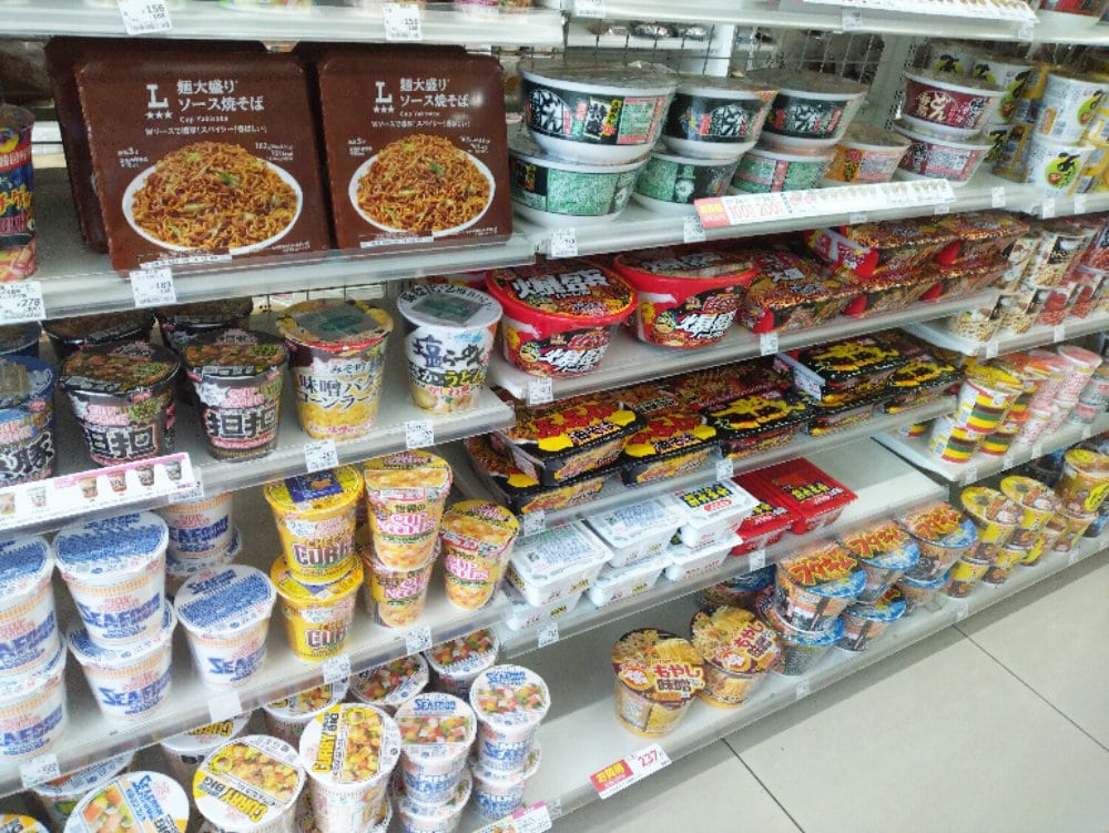 棚に複数のカップ麺が並ぶ写真