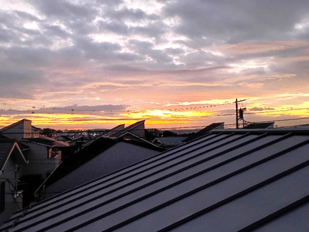 住宅街から見る朝日の写真