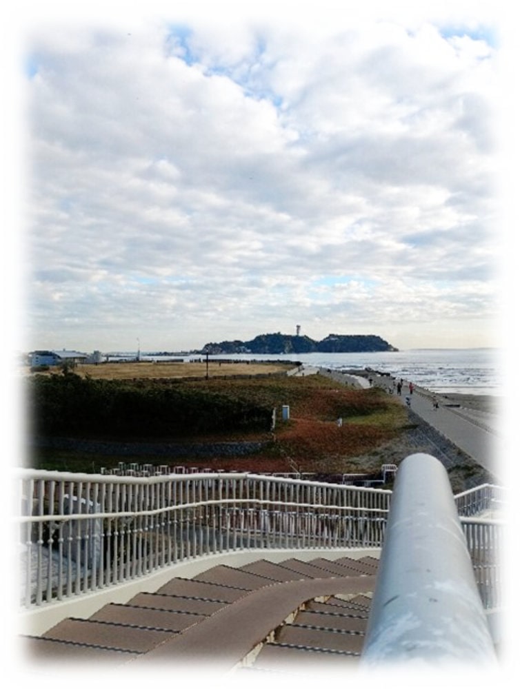 鵠沼海岸からの江の島の写真