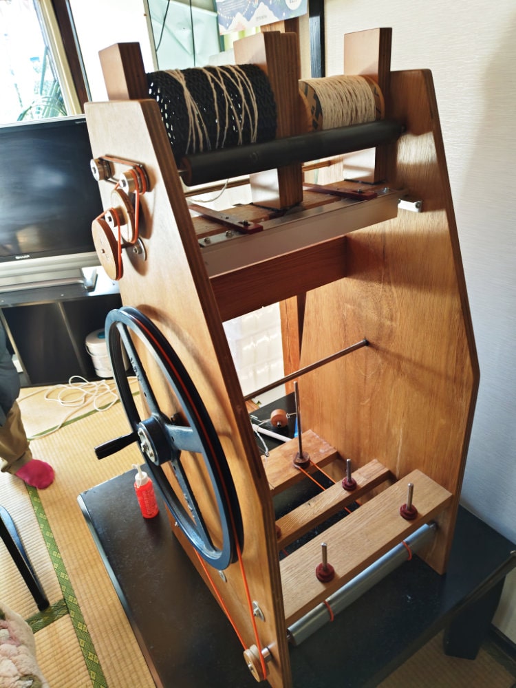 廃棄される布団の綿を取り出し糸にして販売することができる器具の写真