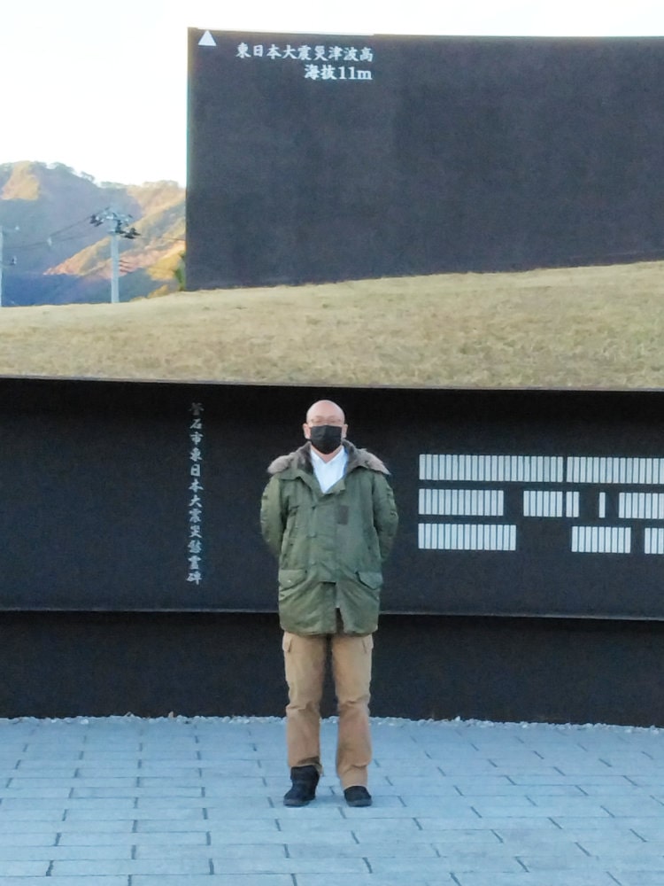 東日本大震災慰霊碑と津波高のモニュメントの写真