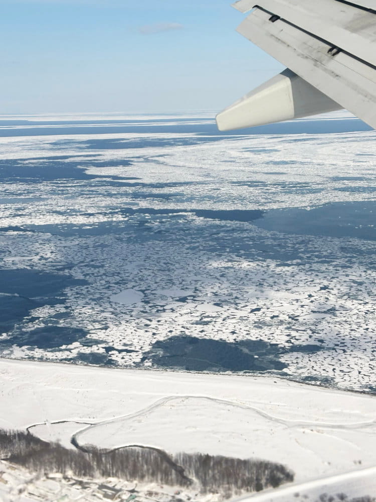飛行機の窓からみた流氷の写真1