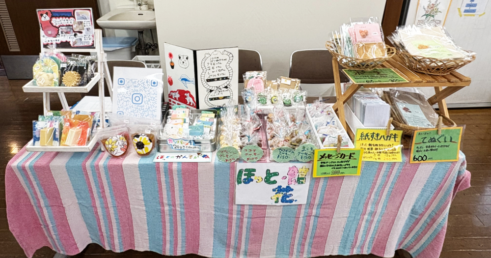 石けんと缶バッジ販売の写真
